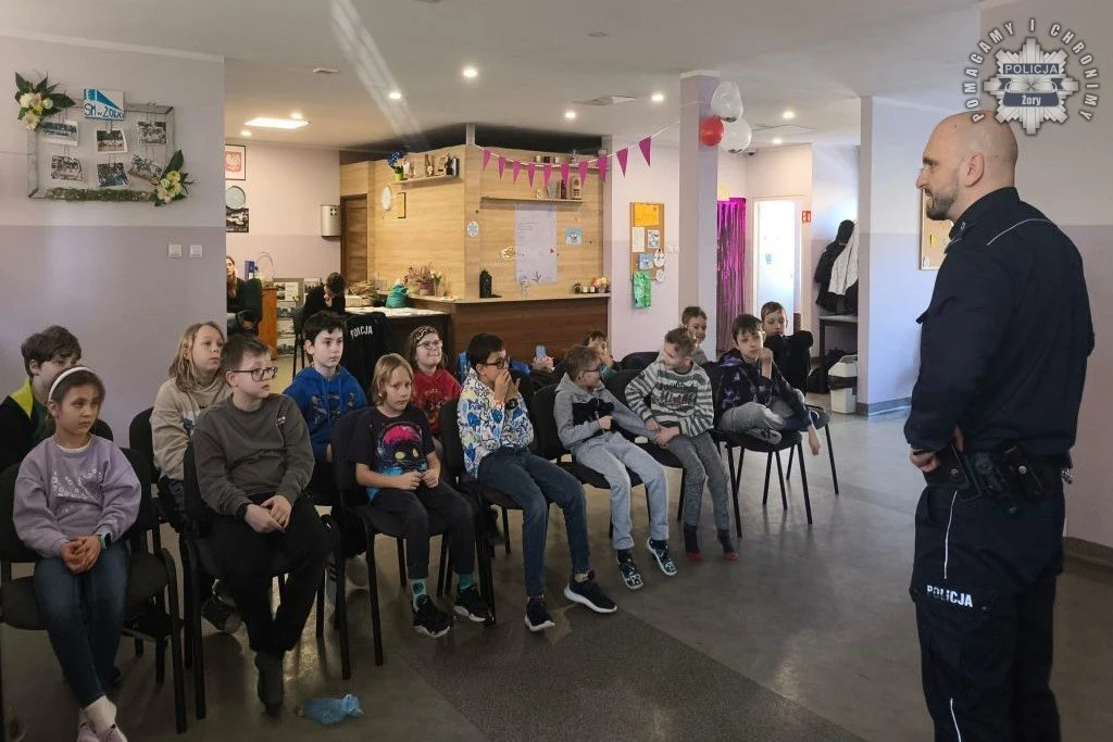 Bezpieczne ferie w Żorach – policjant odwiedził półkolonie w Klubie Iskierka