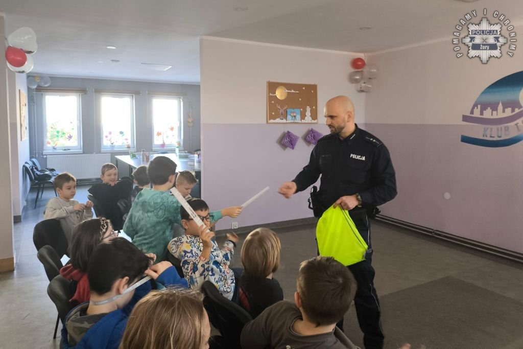 Bezpieczne ferie w Żorach – policjant odwiedził półkolonie w Klubie Iskierka