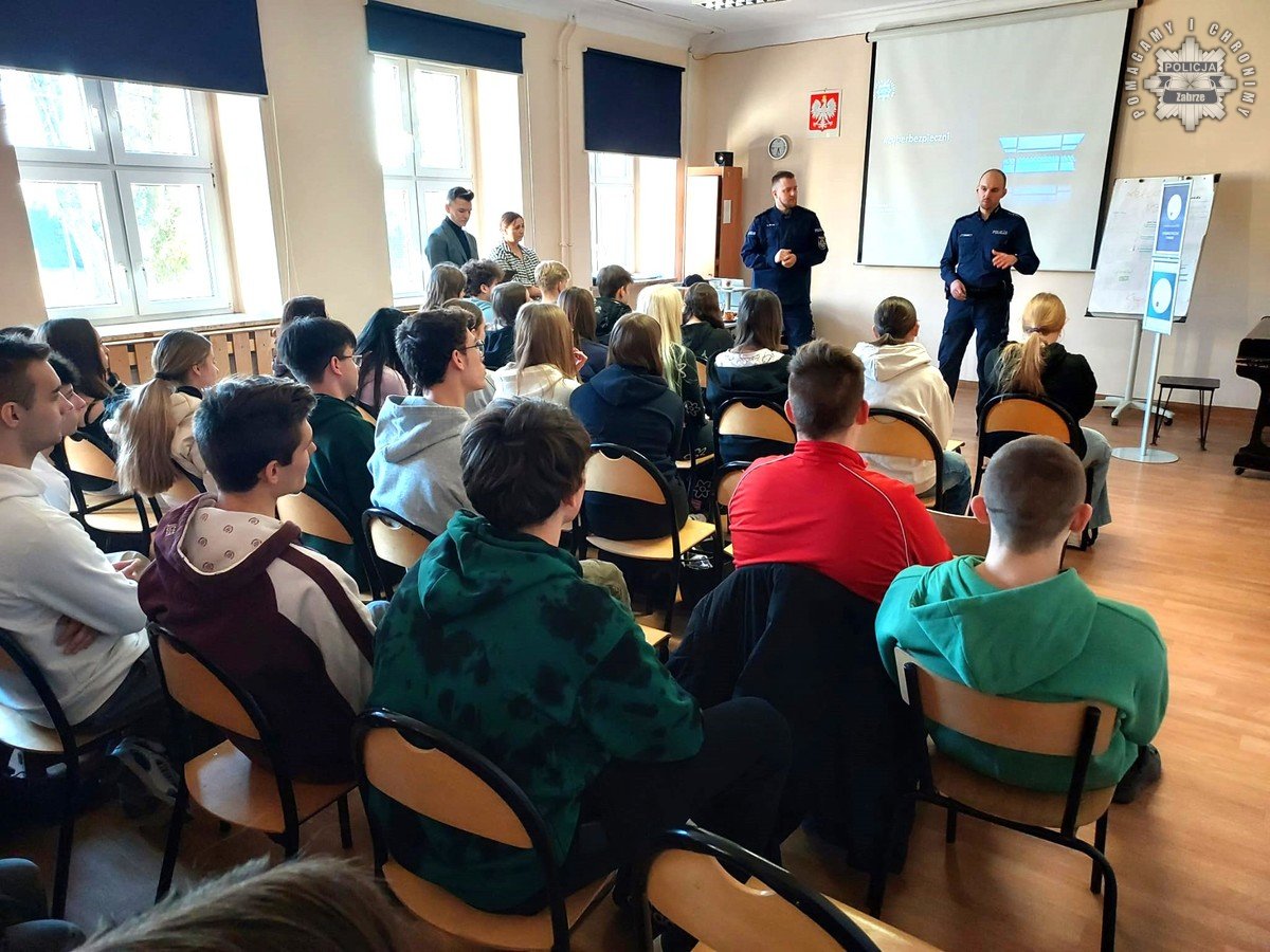 Bezpieczni w sieci - zabrzańscy policjanci instruowali uczniów IV LO