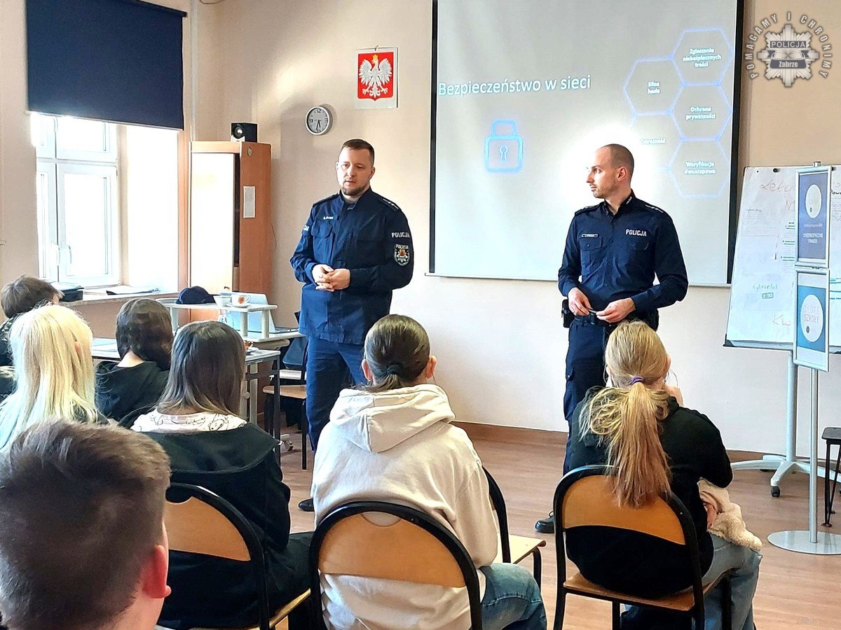 Bezpieczni w sieci - zabrzańscy policjanci instruowali uczniów IV LO