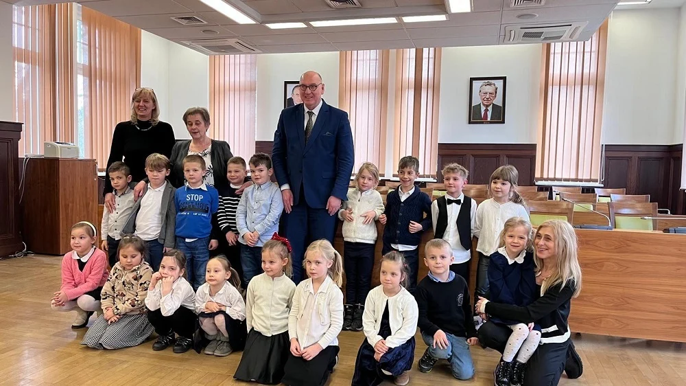 Przedszkolaki z „Tęczowych Misiów” odwiedziły Urząd Miejski w Zabrzu [FOTO]