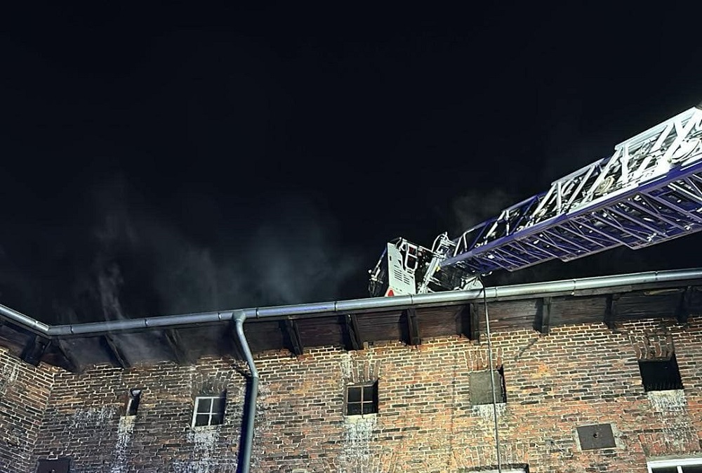Pożar poddasza w budynku wielorodzinnym w Zabrzu – 27 osób ewakuowanych