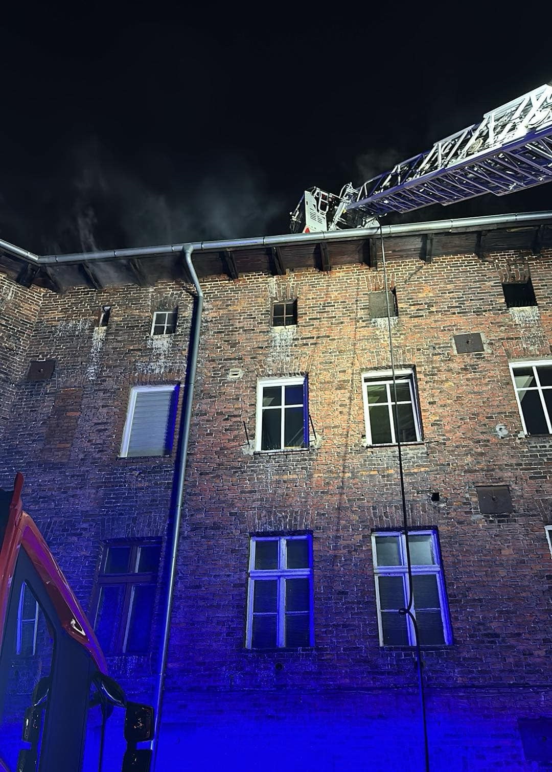 Pożar poddasza w budynku wielorodzinnym w Zabrzu – 27 osób ewakuowanych