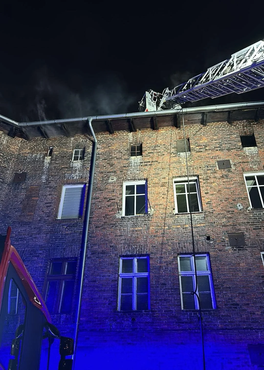 Pożar poddasza w budynku wielorodzinnym w Zabrzu – 27 osób ewakuowanych