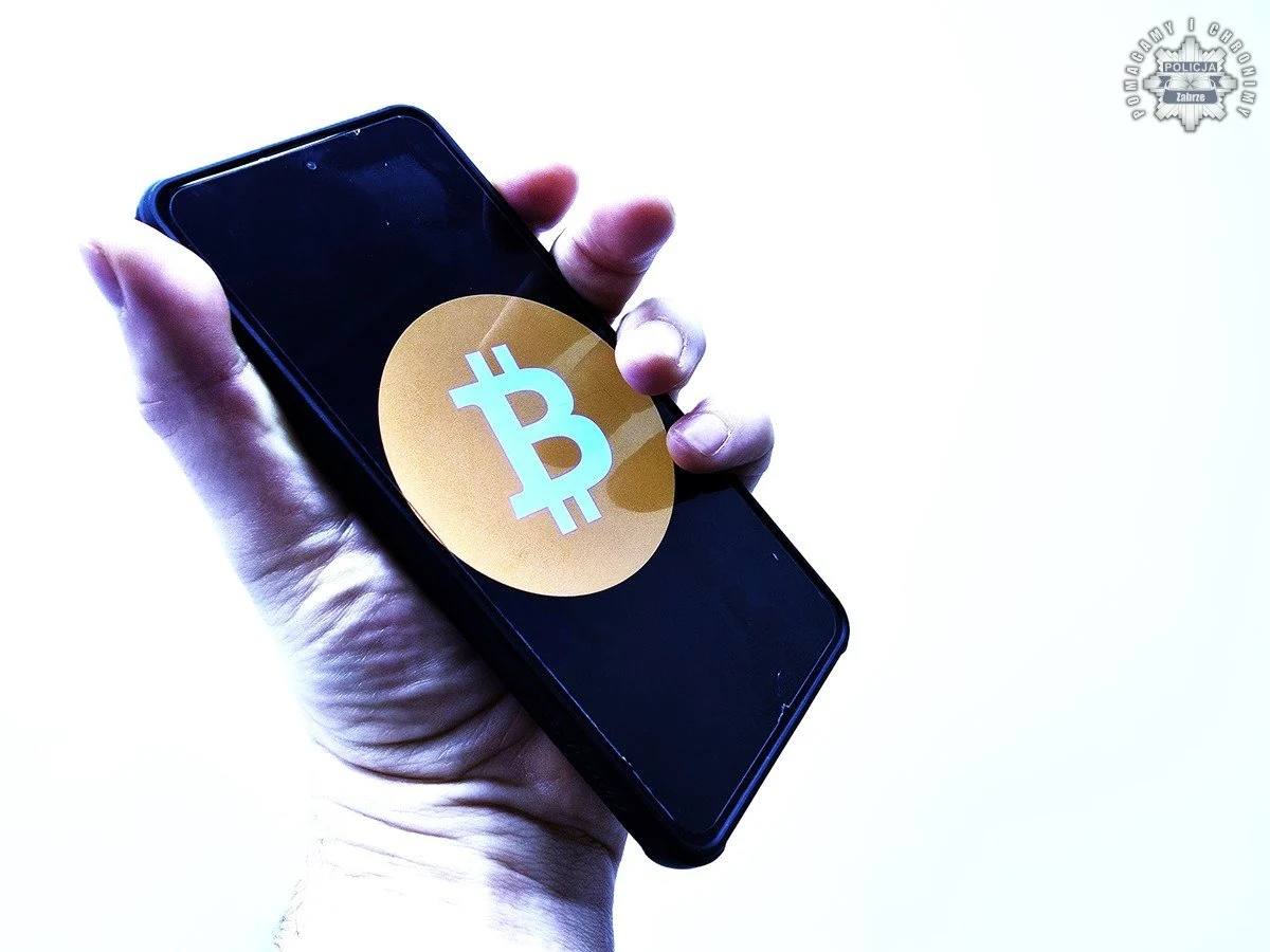 Mieszkaniec Zabrza stracił 100 tysięcy złotych przez oszustwo na kryptowaluty