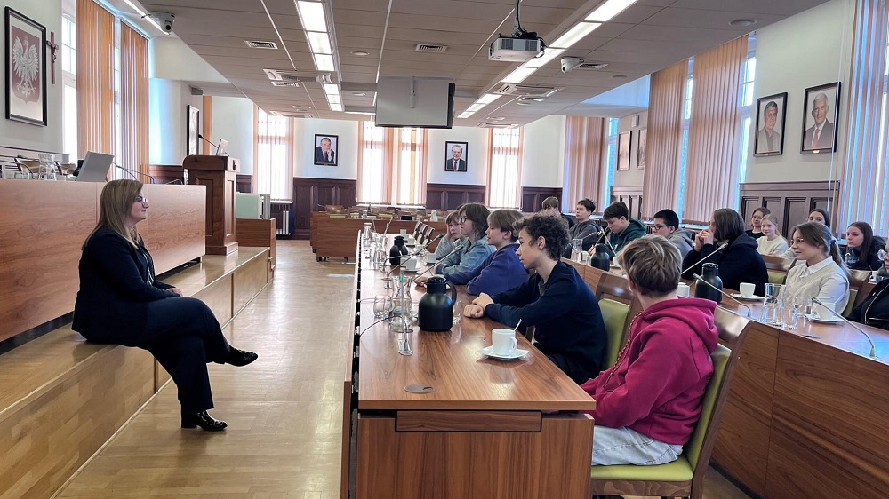 Ósmoklasiści z SP nr 7 w Zabrzu wcielili się w rolę radnych