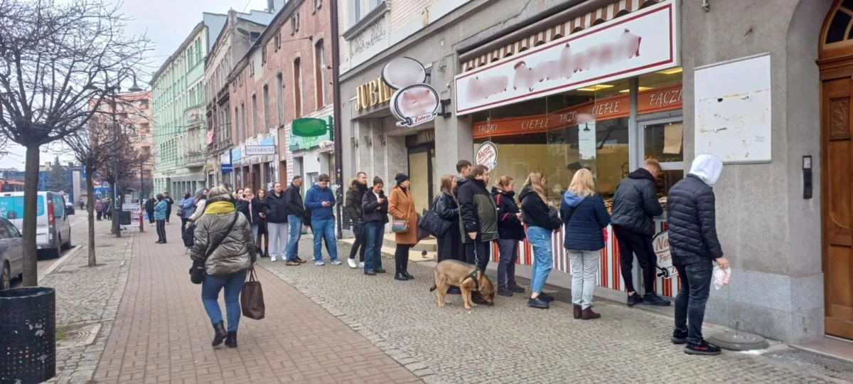 Dziś tłusty czwartek! Pod pączkarniami od rana ustawiają się miłośnicy słodkości