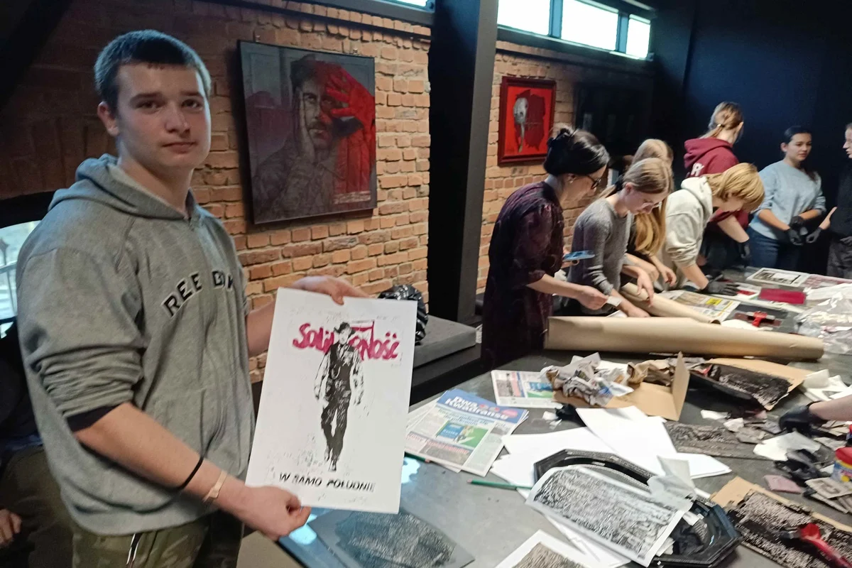 Żywa lekcja historii – uczniowie SP2 w Śląskim Centrum Wolności i Solidarności
