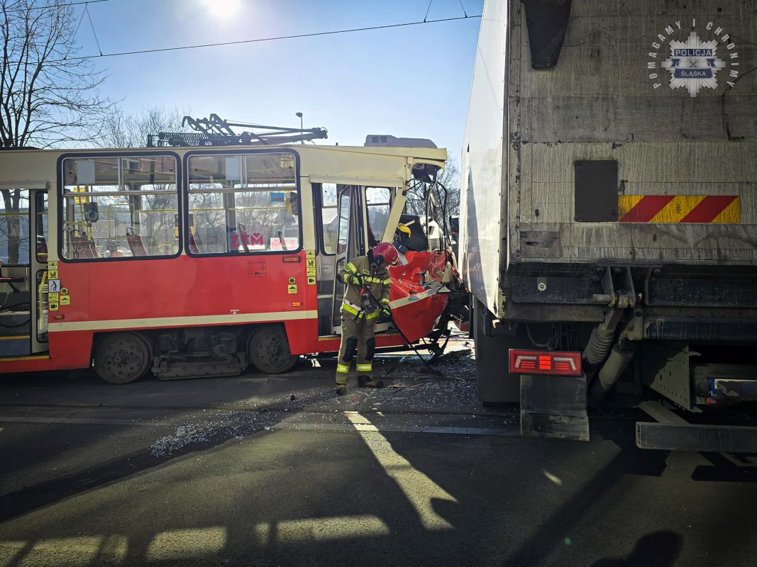 Zderzenie tramwaju z ciężarówką na Chorzowskiej. Trzy osoby ranne!