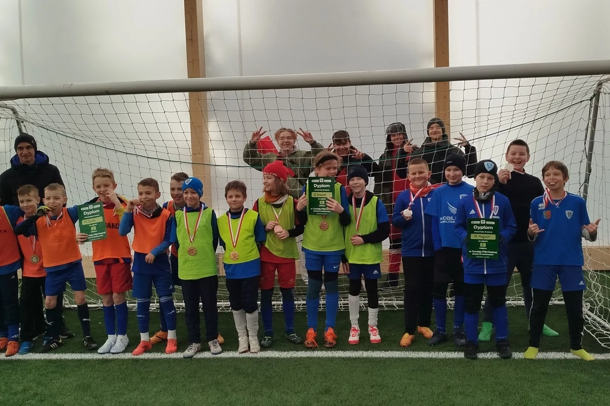 Turniej Piłki Nożnej Ferie 2025 – młodzi piłkarze rywalizowali na „Skałce”