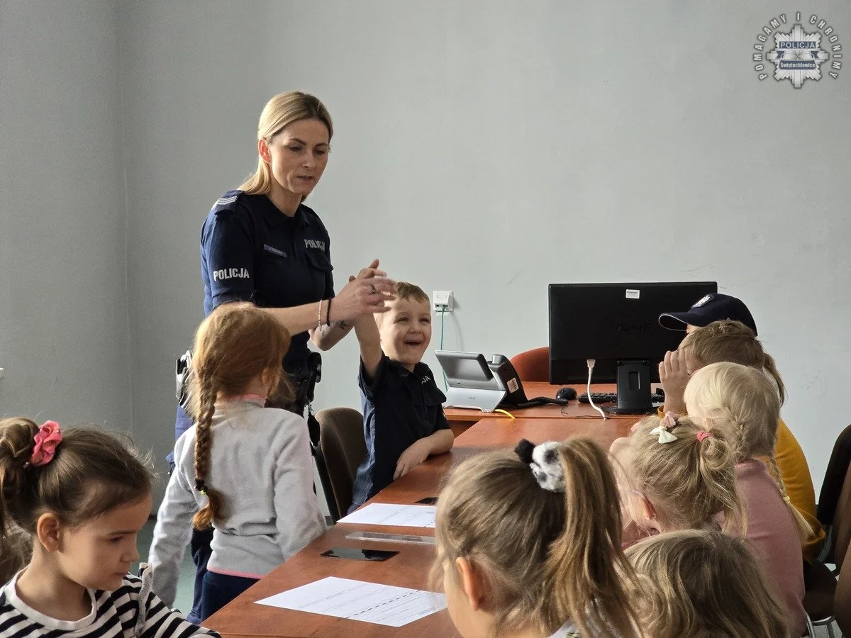 Przedszkolaki odwiedziły komendę policji w Świętochłowicach