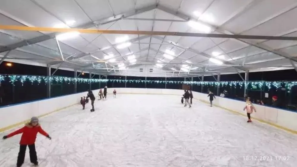 Karnawałowe ostatki na lodzie – pożegnaj sezon na OSiR "Skałka"!