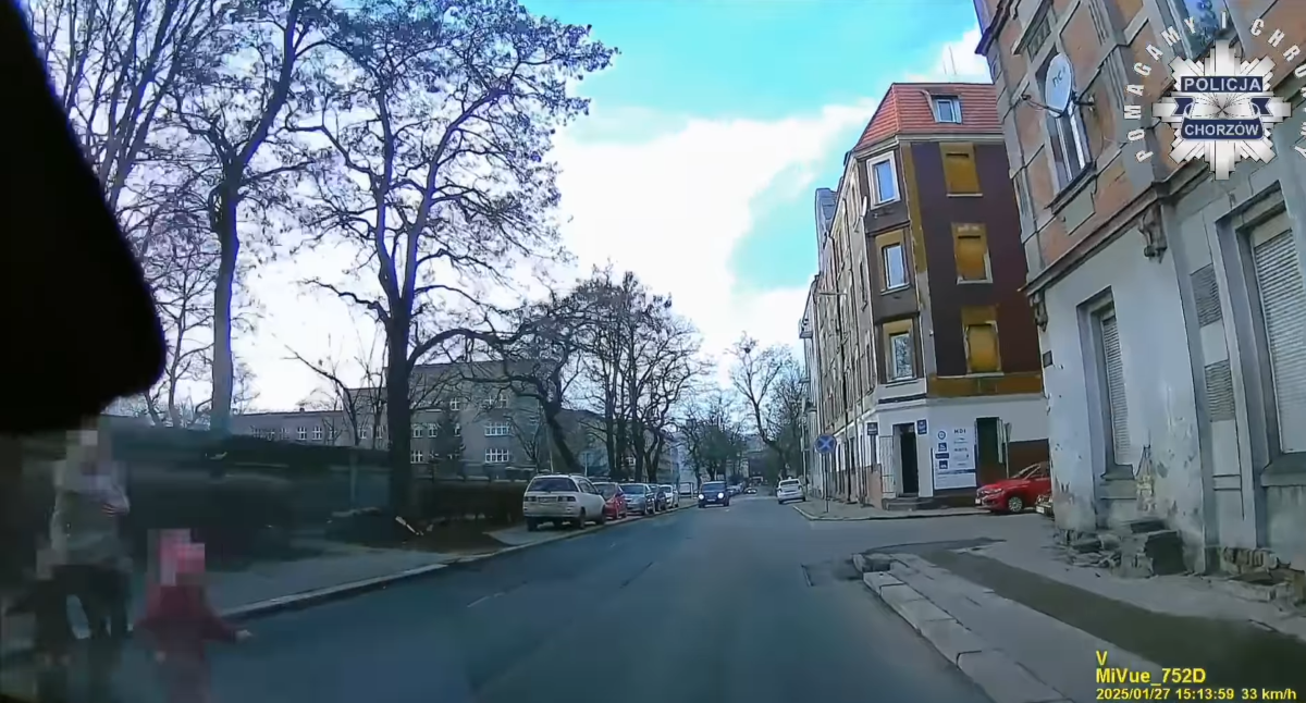 Chwila nieuwagi mogła skończyć się tragedią – 5-latka wbiegła w bok jadącego auta