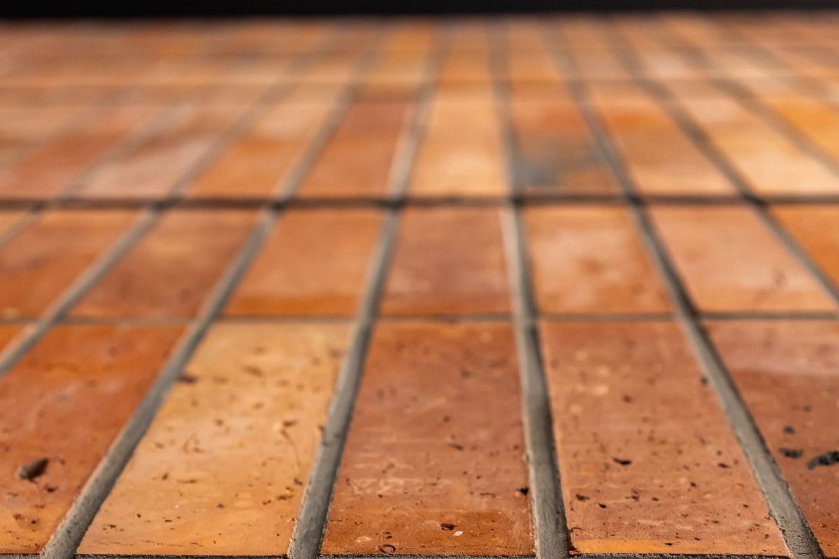 Dlaczego warto wybrać cegłę na podłogę? Zalety, o których musisz wiedzieć