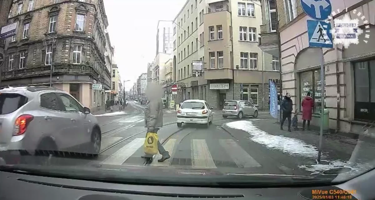 Chorzów, ul. Wolności: 44-latka ominęła auto stojące przed przejściem, zapłaci 1500 zł
