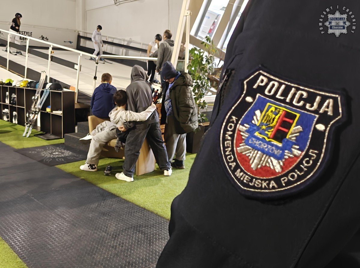 Dzielnicowi uczą o bezpieczeństwie podczas ferii zimowych w Chorzowie