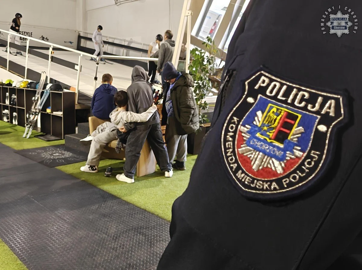 Dzielnicowi uczą o bezpieczeństwie podczas ferii zimowych w Chorzowie