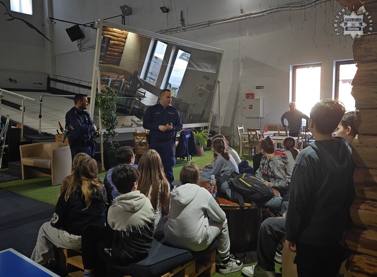 Dzielnicowi uczą o bezpieczeństwie podczas ferii zimowych w Chorzowie