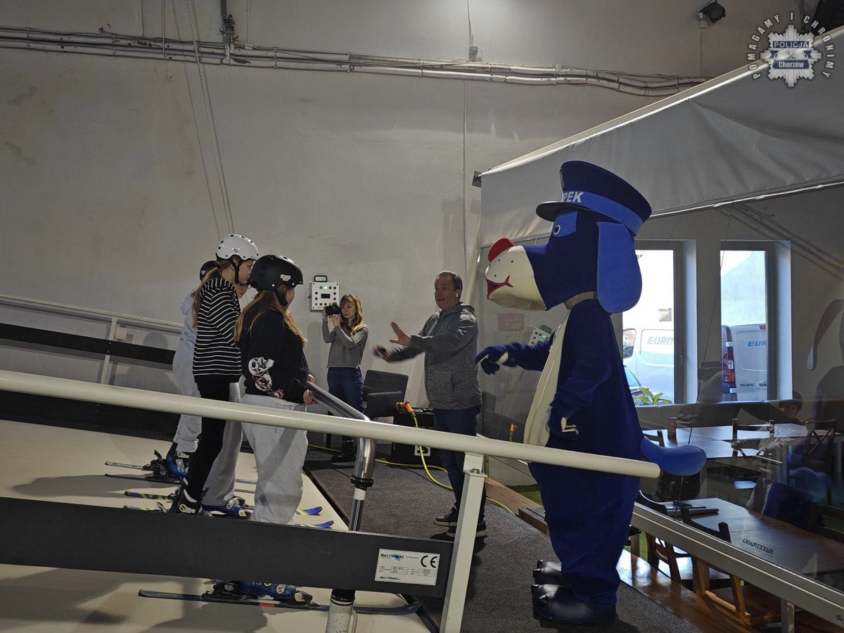 Dzielnicowi uczą o bezpieczeństwie podczas ferii zimowych w Chorzowie