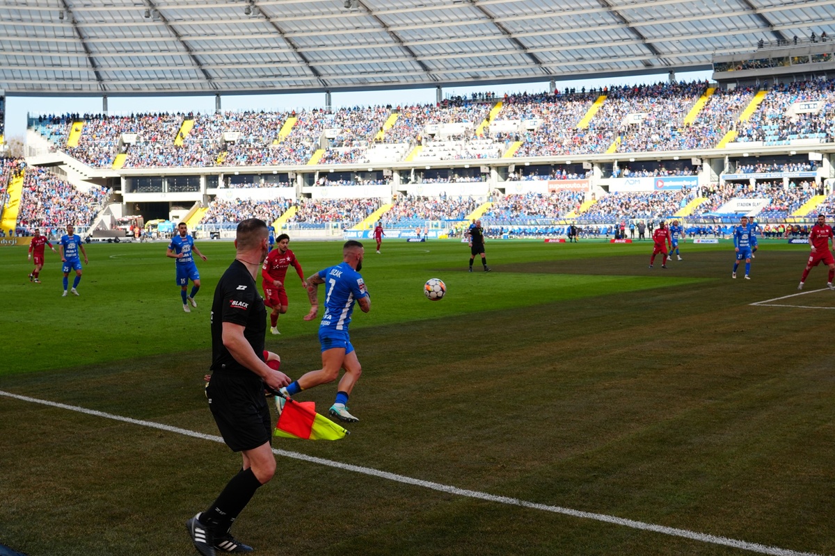 „Mecz Mistrzów”: Murawa na Stadionie Śląskim pod lupą kibiców - co się stało z trawą?