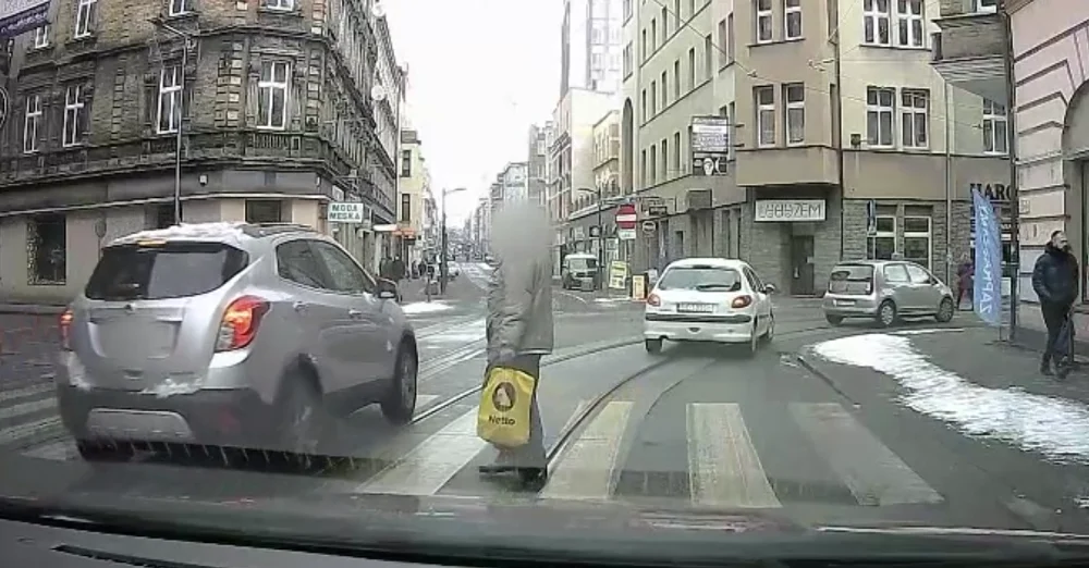 Niebezpieczny manewr w Chorzowie. Omijanie na pasach skończyło się wysokim mandatem dla 44-latki! [FILM]