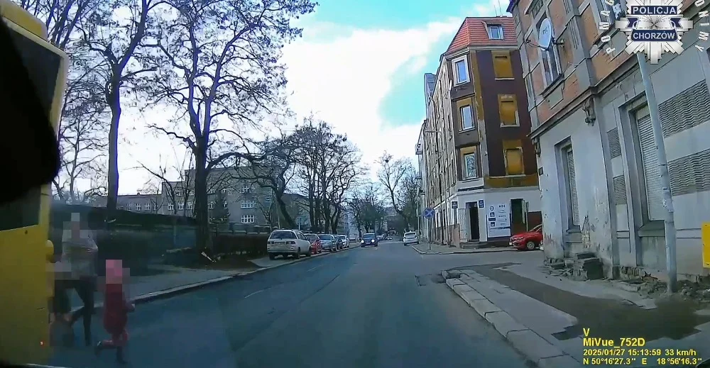O włos od tragedii - 5-latka wbiegła na jezdnię w Chorzowie [FILM]