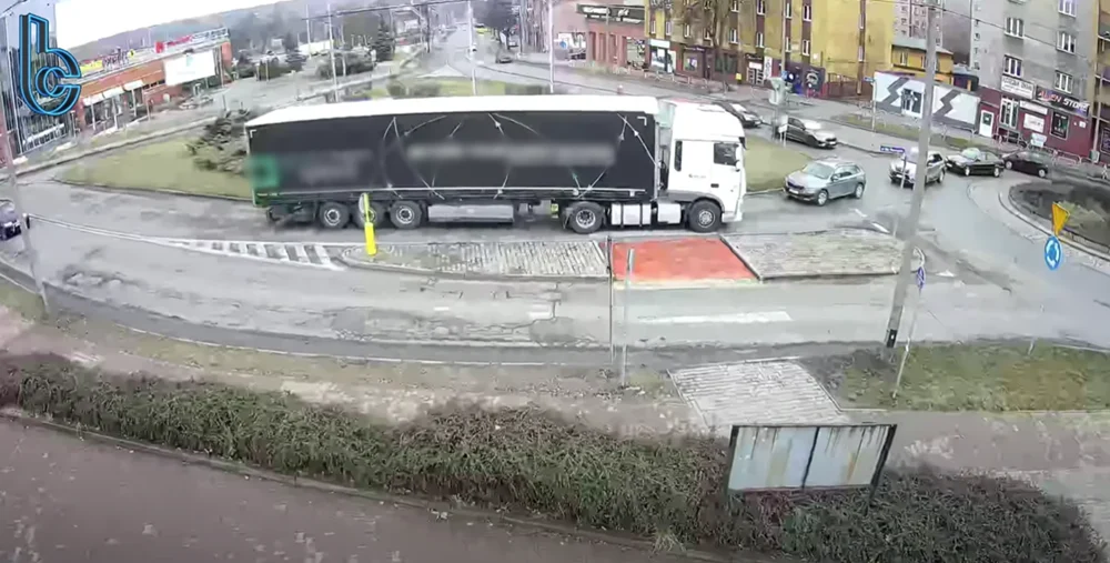 Kierowca ciężarówki pod prąd na rondzie w Rudzie Śląskiej [WIDEO]