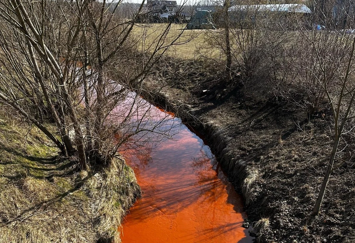 [AKTUALIZACJA] Rzeka Kłodnica zmieniła kolor. To kontrolowany zrzut wody z kopalni