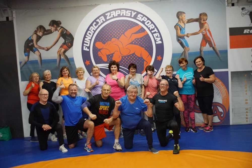 Aktywni seniorzy i wesoła atmosfera na zajęciach fundacji Zapasy Sportem Wszystkich Dzieci
