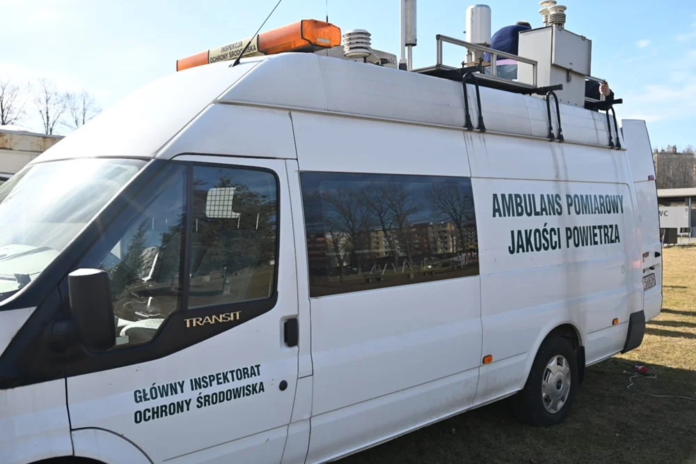 Ambulans pomiarowy bada jakość powietrza w Rudzie Śląskiej