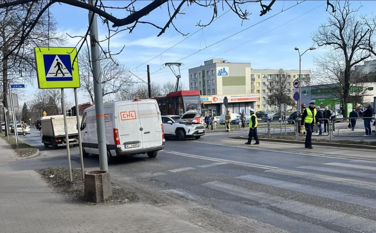Groźna kolizja na ul. Karola Goduli. Toyota uderzyła w tramwaj!