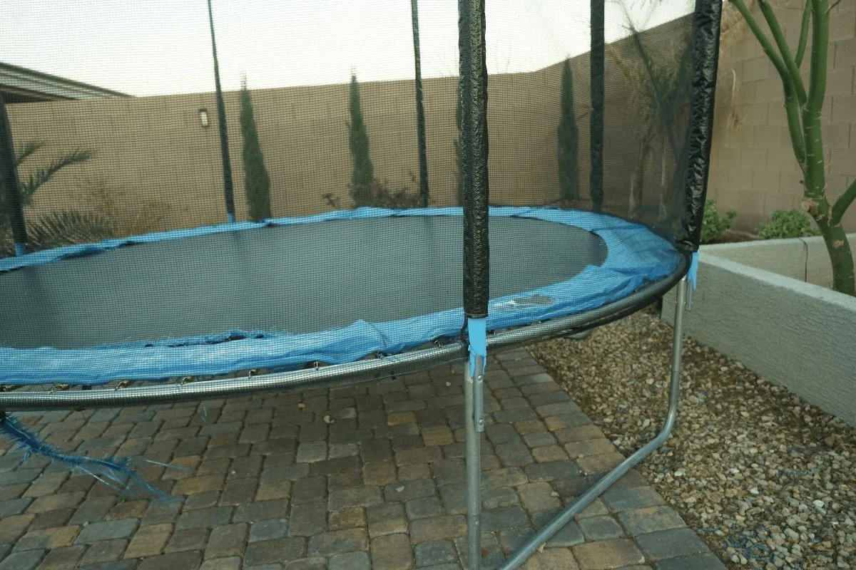 Trampolina ogrodowa – jak zapewnić bezpieczną i aktywną zabawę w przydomowej przestrzeni?