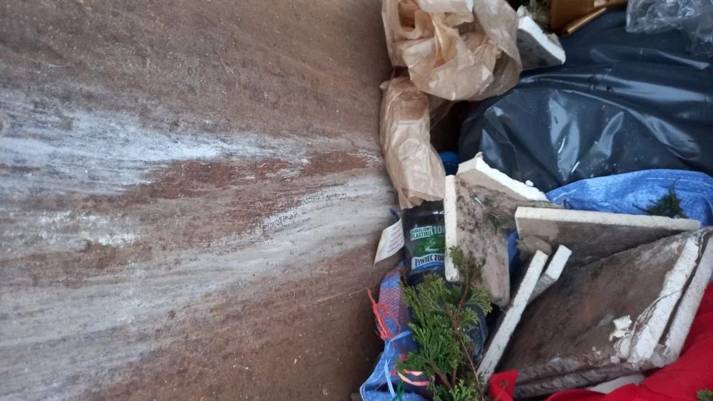 Gabaryty i śmieci z prywatnych posesji w kontenerze na cmentarzu. Proboszcz prosi o pomoc