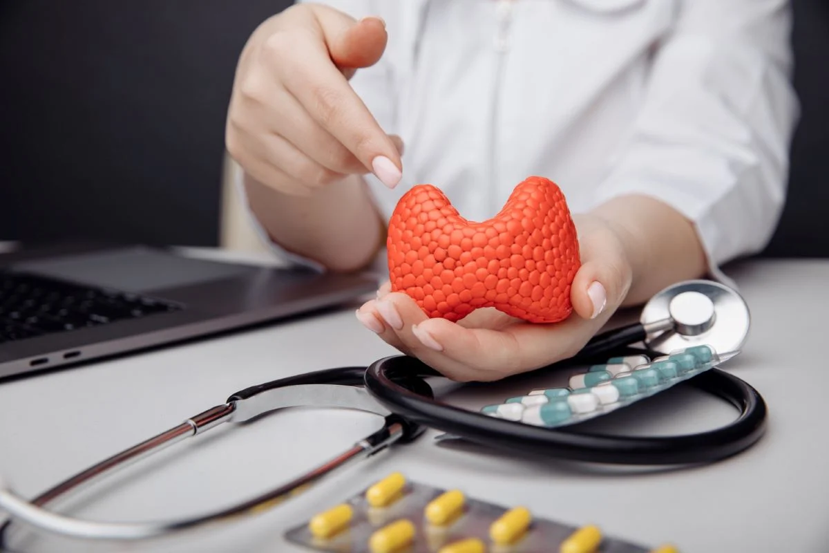 Nadczynność tarczycy – objawy, czym jest i jakie wykonać badania?