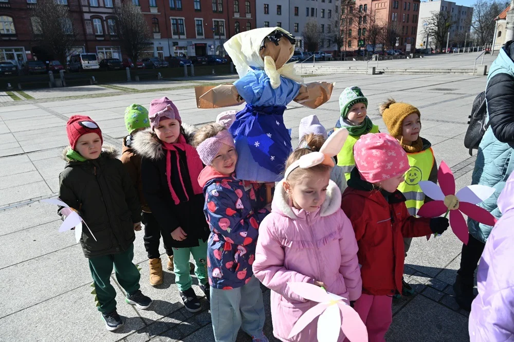 Mali rudzianie z przedszkoli przywitali dzisiaj wiosnę na nowobytomskim rynku