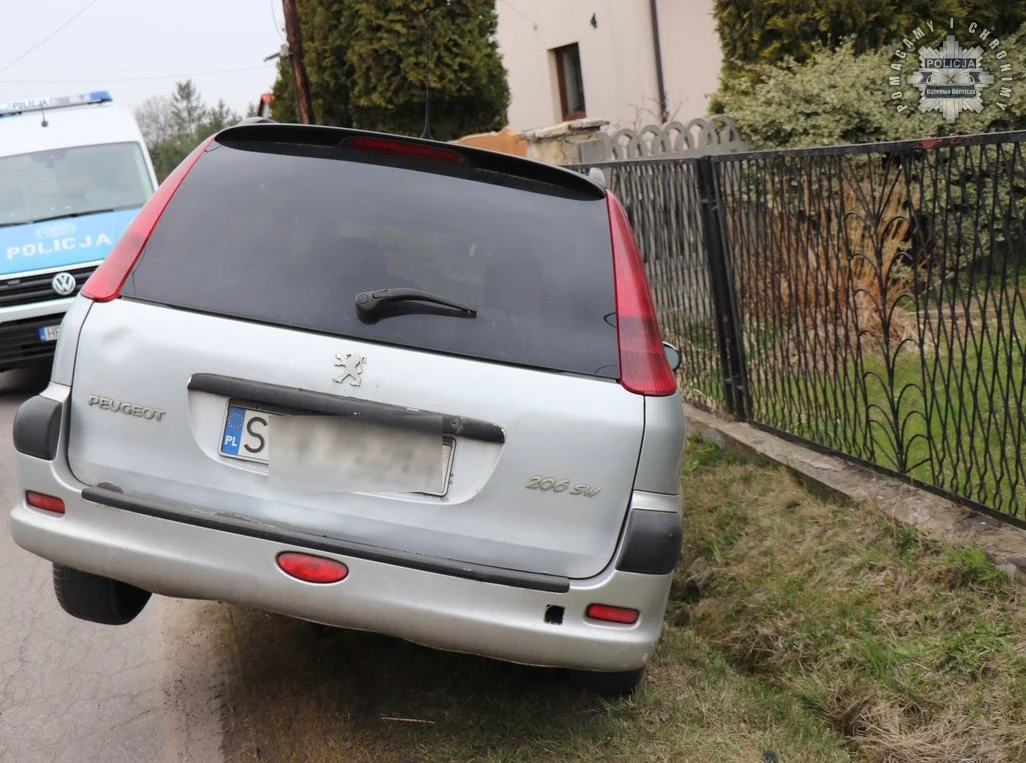 34-latek z blisko 5 promilami wjechał do rowu! Bez uprawnień i z pasażerem pod wpływem alkoholu