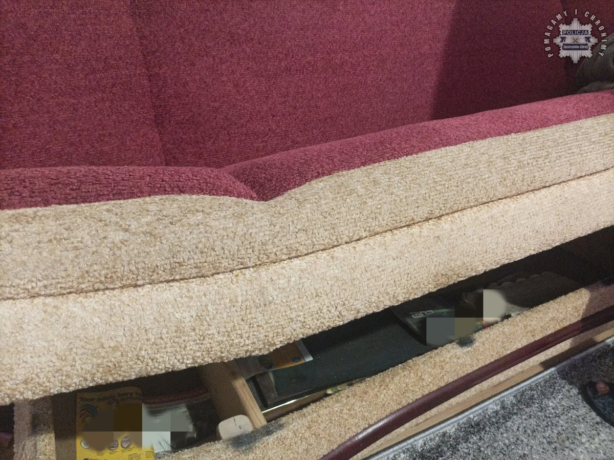 25-latka ukryła się w wersalce po podpaleniu samochodu byłego partnera!