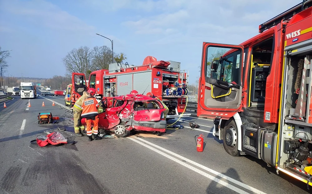 Koszmarny wypadek na DK88 w Gliwicach! Samochód osobowy zderzył się z ciężarówką