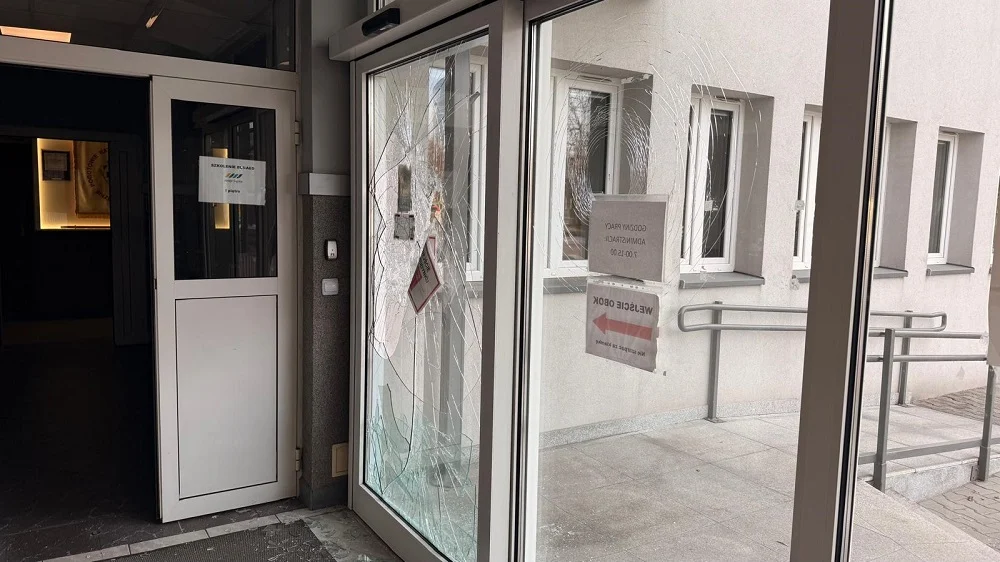 Atak na pogotowie w Katowicach! Agresor uzbrojony w metalową rurę zdewastował drzwi
