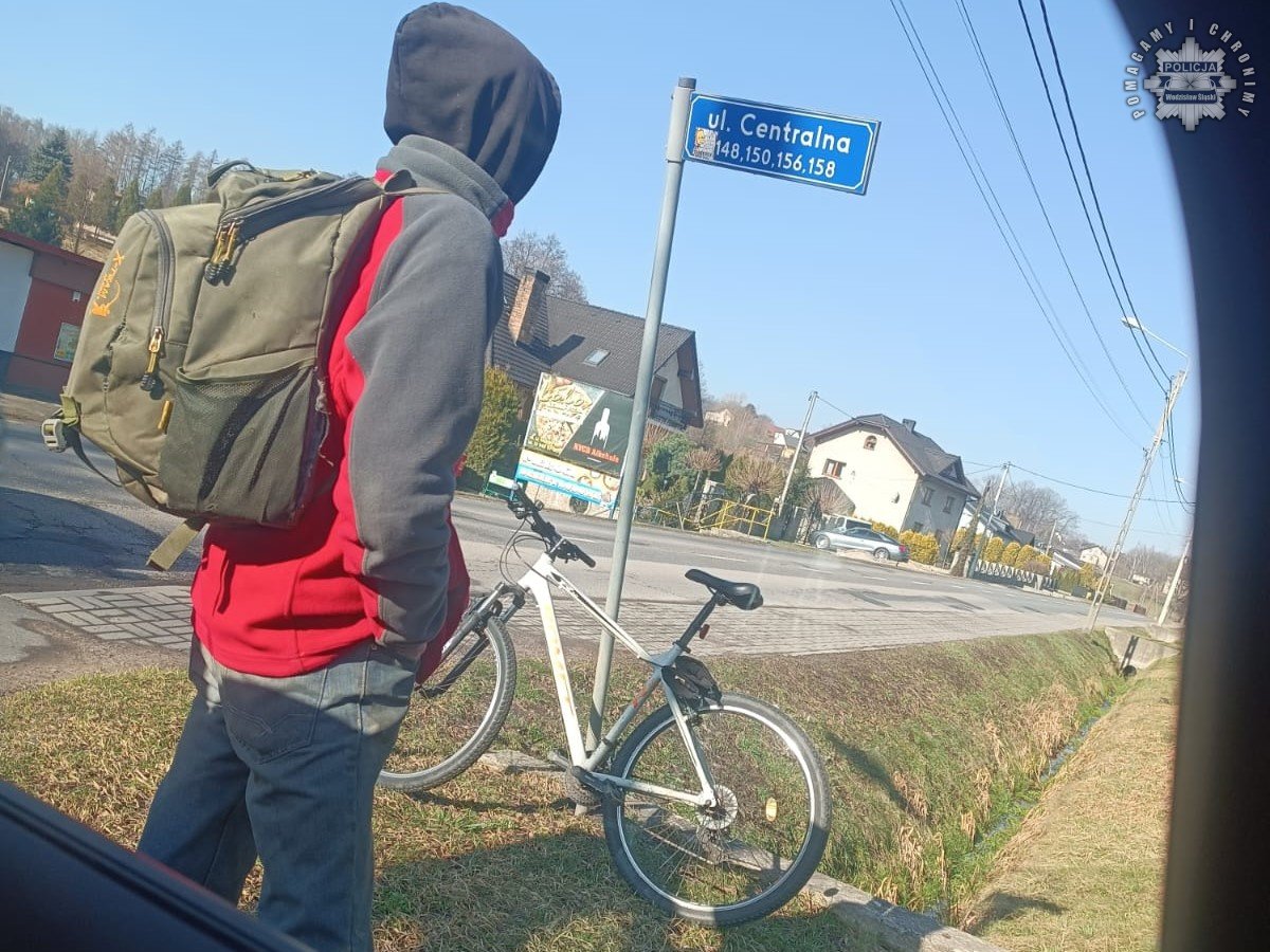 Jazda "wężykiem" zwróciła uwagę policji – rowerzysta miał 2,5 promila