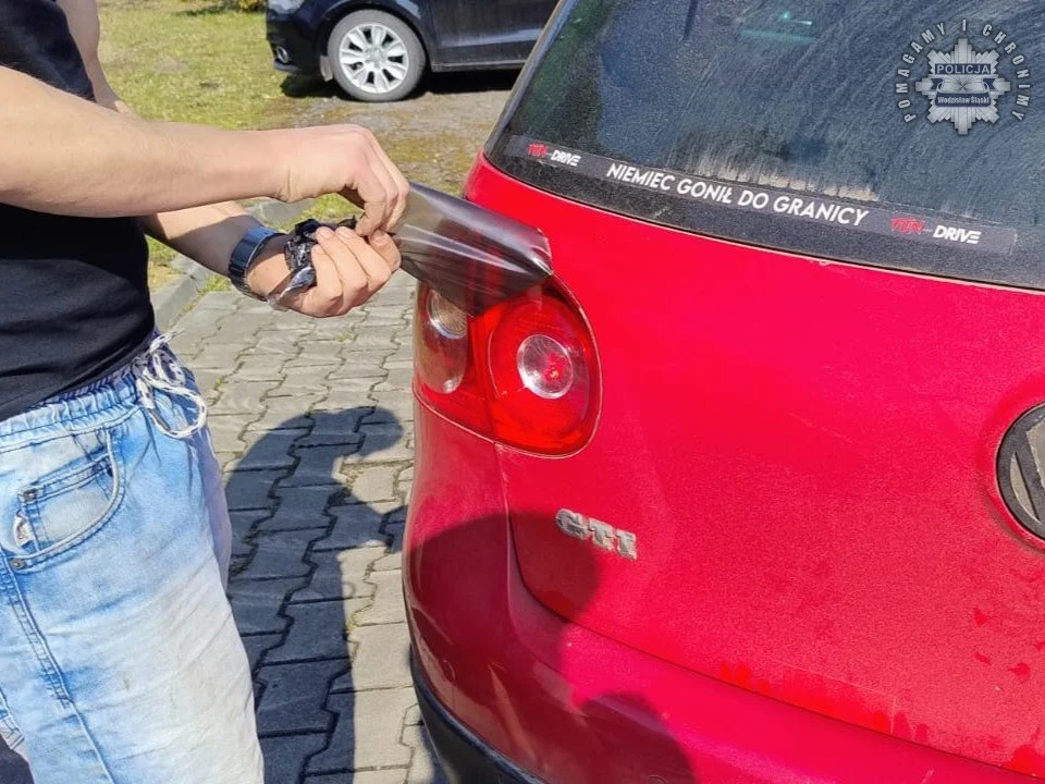 Zatrzymanie volkswagena w Wodzisławiu: Mandat za nielegalne przyciemnione reflektory