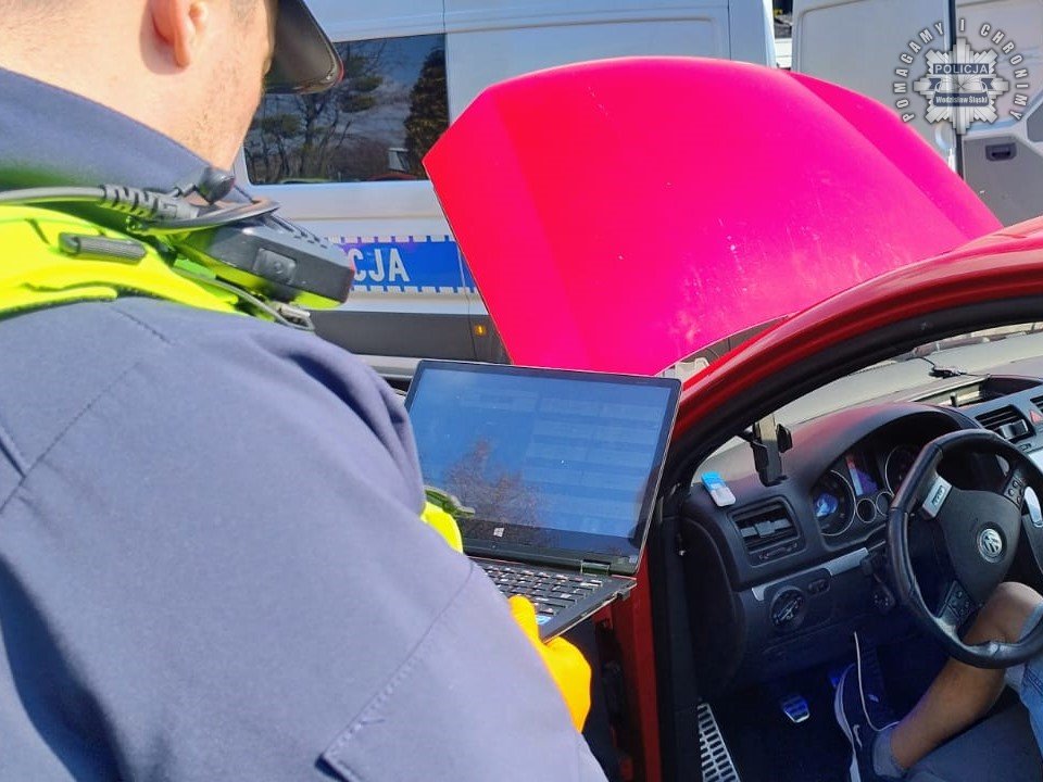 Zatrzymanie volkswagena w Wodzisławiu: Mandat za nielegalne przyciemnione reflektory