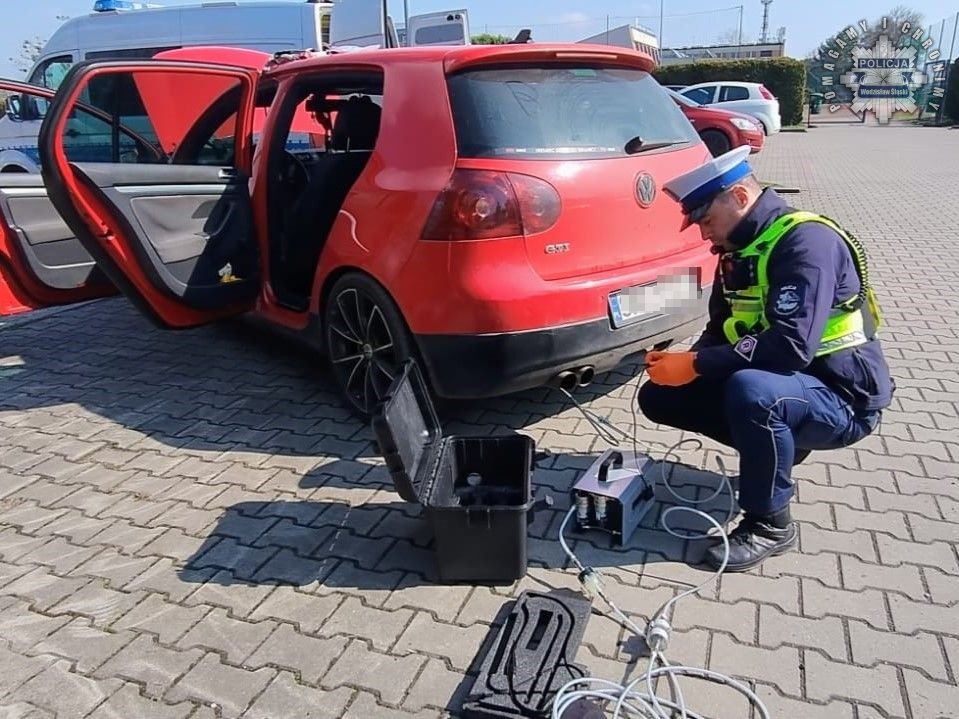 Zatrzymanie volkswagena w Wodzisławiu: Mandat za nielegalne przyciemnione reflektory