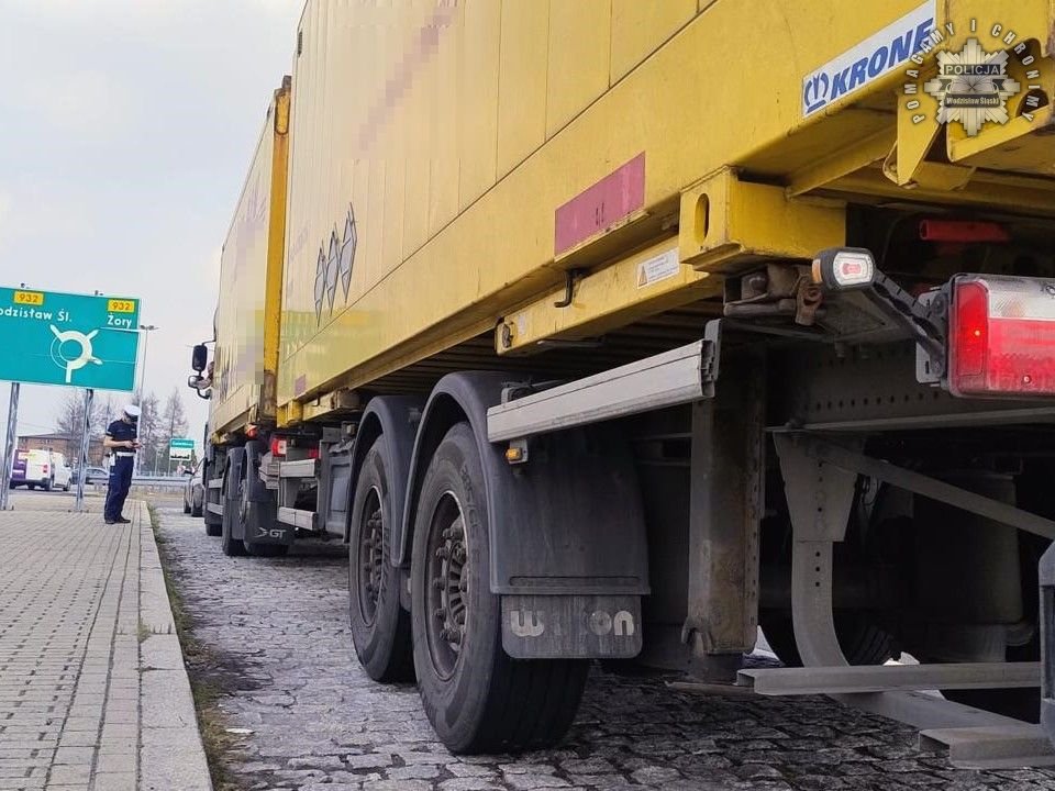 Wyprzedzanie ciężarówek na A1: dwa mandaty, apel policji o rozsądek