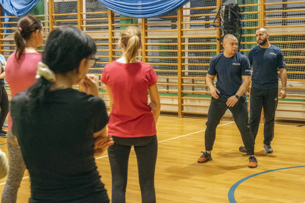 Policyjni instruktorzy uczą samoobrony – ruszają zajęcia dla kobiet