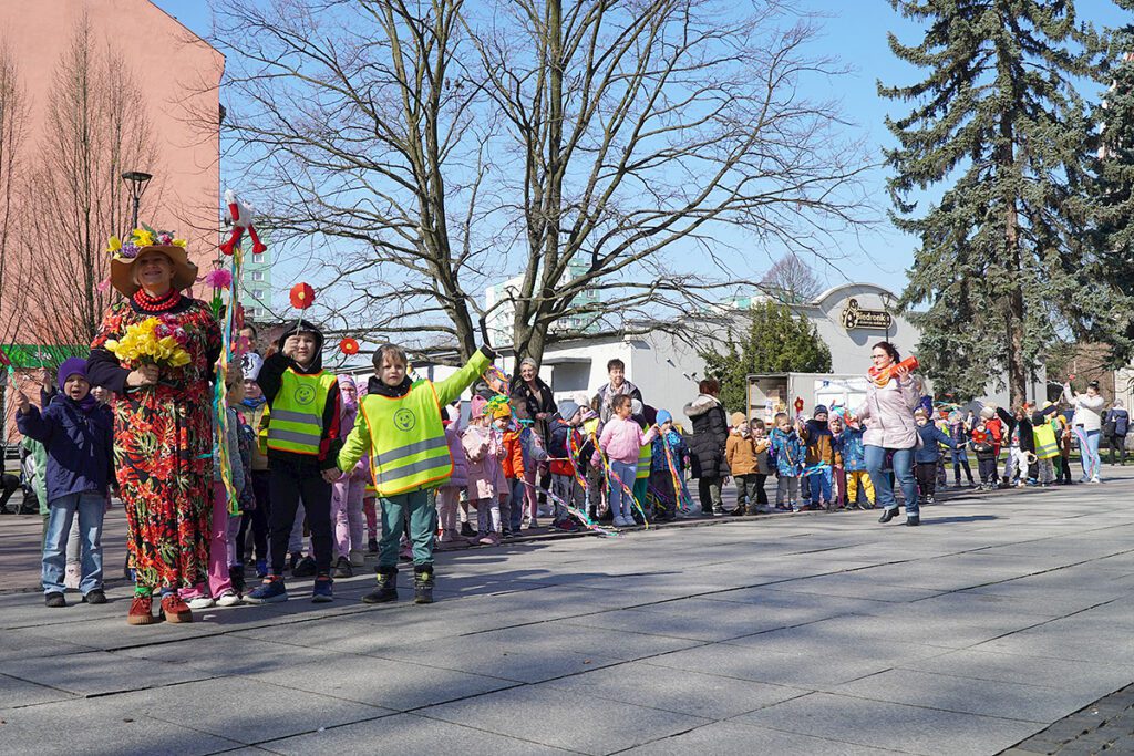 Dzieci powitały wiosnę w Siemianowicach – radosny korowód na rynku
