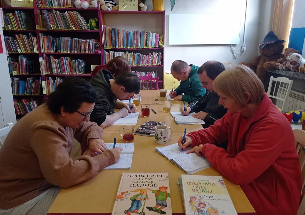 Wszystko o radości: Warsztaty biblioterapeutyczne w Brzęczkowicach