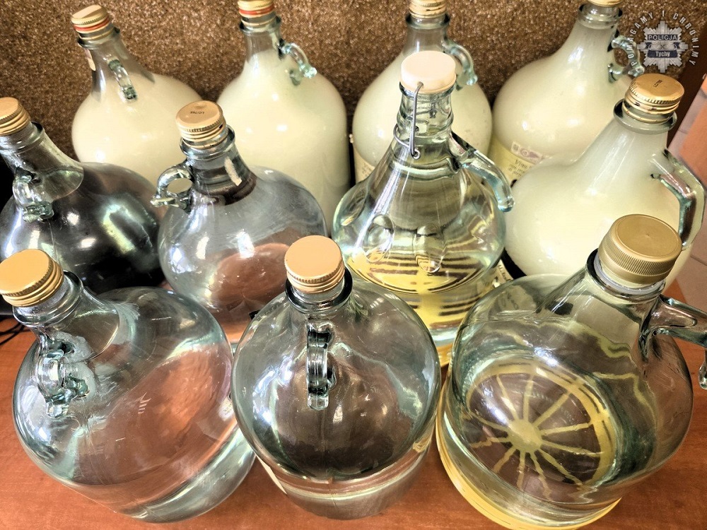 Tyscy policjanci przejęli ponad 2800 nielegalnych papierosów i 52 litry alkoholu