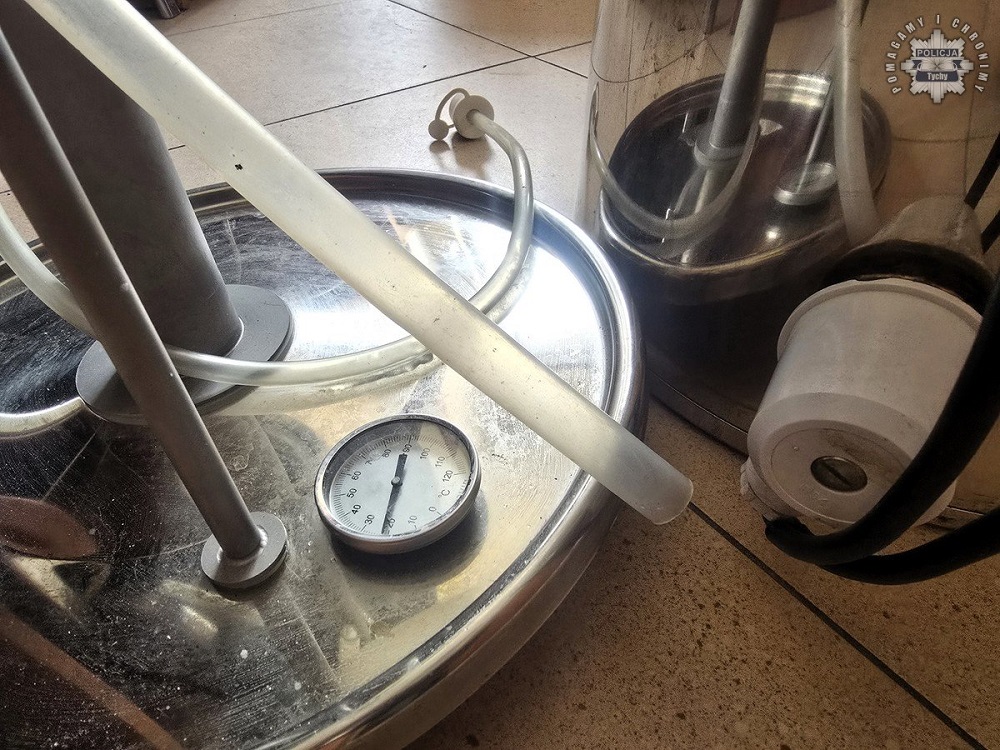 Tyscy policjanci przejęli ponad 2800 nielegalnych papierosów i 52 litry alkoholu