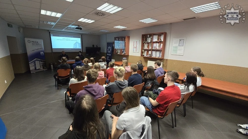 Młodzież z Mysłowic dyskutuje o cyberbezpieczeństwie z policjantami
